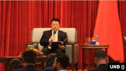 পরিকল্পনামন্ত্রী এম এ মান্নানের সঙ্গে বৈঠক শেষে সাংবাদিকদের প্রশ্নের জবাব দিচ্ছেন বাংলাদেশে নিযুক্ত চীনের রাষ্ট্রদূত ইয়াও ওয়েন। ১৬ অগাস্ট, ২০২৩। 