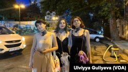 Feminist fəallar Sənubər Heydərova, Nərmin Şahmarzadə, Gülnara Mehdiyeva