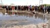 Sejumlah warga berkumpul di lokasi ledakan di Kota El Wak di Mandera, Kenya, pada 29 April 2024. (Foto: AP/Adan Shukri)