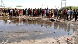 Sejumlah warga berkumpul di lokasi ledakan di Kota El Wak di Mandera, Kenya, pada 29 April 2024. (Foto: AP/Adan Shukri)