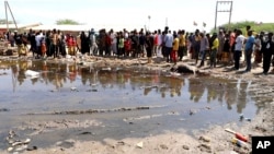 Sejumlah warga berkumpul di lokasi ledakan di Kota El Wak di Mandera, Kenya, pada 29 April 2024. (Foto: AP/Adan Shukri)