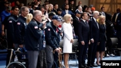 美国总统拜登和夫人与法国总统马克龙和夫人与二战老兵一起在法国诺曼底出席诺曼底海滩登陆80周年纪念活动。（2024年6月6日）