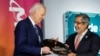 美光科技公司首席执行官桑贾伊·梅洛特拉在拜登访问纽约州雪城期间把一片晶圆送给美国总统乔·拜登。(2024年4月25日)
