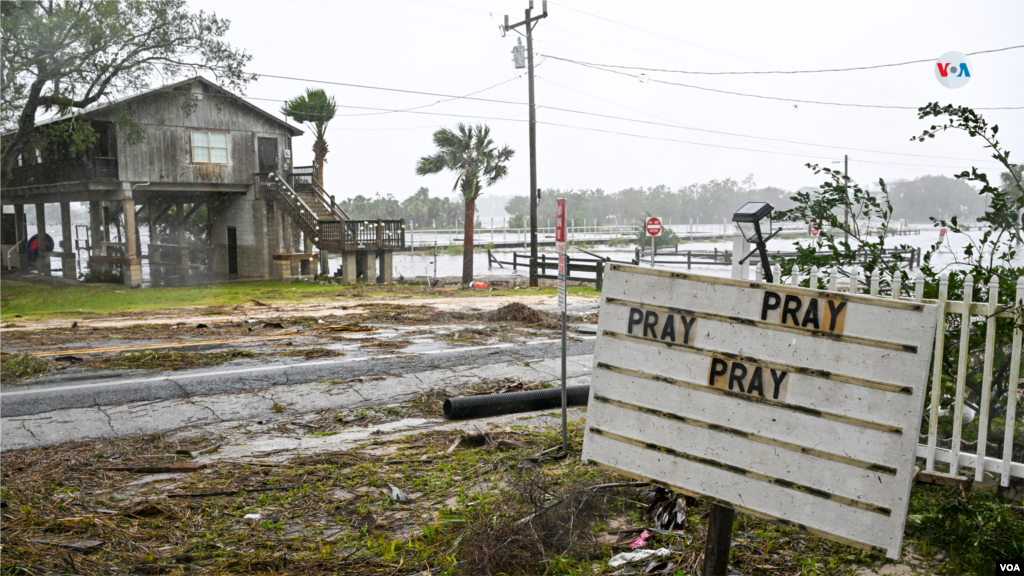 Imagen de una calle inundada cerca del puerto deportivo de Steinhatchee, Florida.