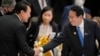 资料照：日本首相岸田文雄（右）与韩国总统尹锡悦在柬埔寨出席东盟峰会期间握手。（2022年11月13日）