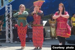 (ki-ka) Cahaya Oktora, Odhetta Allyu Djapara, dan Widya Venny di Pittsburgh melakukan peragaan busana di festival World Square (dok: Indonesians in Pittsburgh)