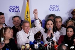 La líder opositora María Corina Machado y el candidato presidencial Edmundo González sen conferencia de prensa después de que las autoridades electorales declararan a Nicolás Maduro como ganador de las elecciones presidenciales en Caracas, Venezuela, el lunes 29 de julio de 2024.