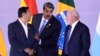 Prezidan Bolivi Luis Arce, (a goch), Prezidan Venezyela Nicolas Maduro ak Prezidan Brezilyen Luiz Inacio Lula da Silva pandan rankont o some peyi Amerik di Sid yo nan Brasilia, Brezil, 30 Me, 2023. 