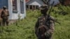 Un soldat du M23 monte la garde pendant une réunion entre les responsables de la Force régionale d'Afrique de l'Est et les rebelles du M23 au camp de Rumangabo, dans l'est de la RDC, le 6 janvier 2023.