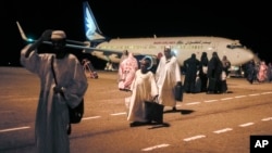 Peregrinos sudaneses, que habían quedado varados en Jeddah, Arabia Saudita, llegan al aeropuerto de Port Sudan, el 11 de mayo de 2023. El conflicto entre el ejército del país y un grupo paramilitar rival ha matado a cientos y desplazado a cientos de miles desde que estalló a mediados de 2023. abril, creando una crisis humanitaria dentro del país y en sus fronteras.