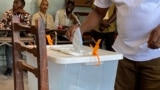 Um eleitor em Nampula descarrega o seu voto na urna. Eleições autárquicas em Moçambique, 11 de outubro 2023