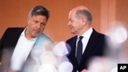 资料照：德国总理朔尔茨（右）和德国副总理兼经济部长罗伯特·哈贝克（左 Robert Habeck）在柏林的内阁会议上。（2024年5月8日）