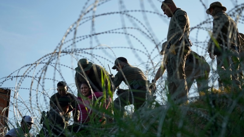 Polisi Texas Pisahkan Keluarga Migran dalam Langkah Terbaru di Perbatasan