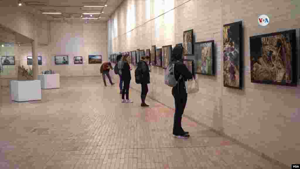 La exposición es la oportunidad de sumergirse en las historias de personas, muchas de ellas forzadas a huir de sus hogares buscando protección, y otras, tras nuevas oportunidades de vida.