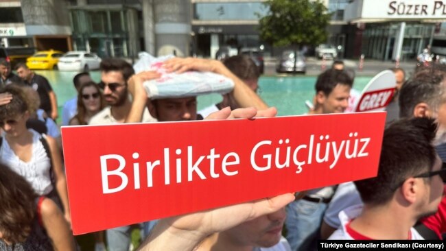 Türkiye Gazeteciler Sendikası’nda (TGS) örgütlü Sputnik Türkiye ofisi çalışanları bugün resmen greve çıktı.