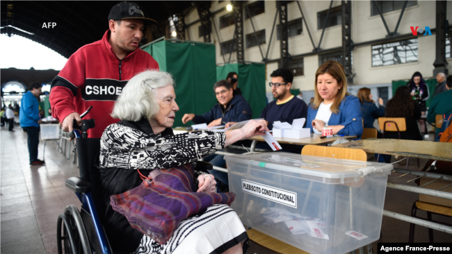 En fotos: Más de 15 millones de chilenos están habilitados para votar por una nueva propuesta constitucional
