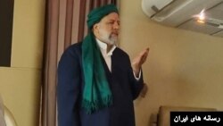 شماری از کاربران فضای مجازی در واکنش به انتشار تصویر ابراهیم رئیسی در حال خواندن نماز در هواپیما «عوام‌فریبی و فاقد ارزش خبری یا معنوی» است