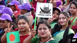 资料照片: 2023年12月20日孟加拉国执政的人民联盟党支持者聚集一起参加总理谢赫·哈西娜主持的竞选集会