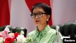 Menlu Retno Marsudi menyampaikan sambutannya saat jumpa pers di Jakarta, 5 Mei 2023. (Foto: REUTERS/Ajeng Dinar Ulfiana)