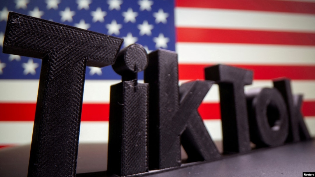 以美国国旗为背景的TikTok标识