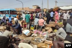 Watu wakinunua vyakula sokoni huko kusini mwa jiji la Khartoum, wakati mapigano yalipositishwa, tarehe 31 Mei. Picha na AFP.