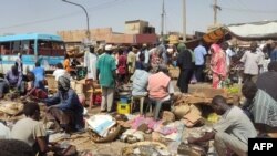 Wakazi wa Khartoum wakinunua vyakula wakati mapigano yalipositishwa, tarehe 31 Mei.