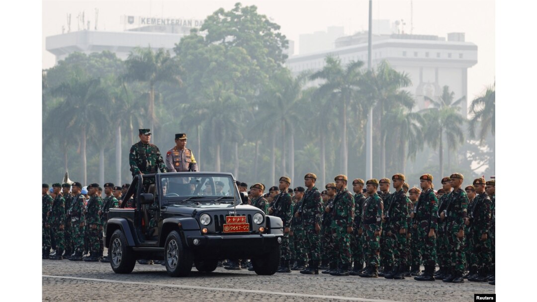 Panglima TNI Laksamana Yudo Margono dan Kapolri Listyo Sigit Prabowo menaiki mobil jeep saat memeriksa pasukan, pada upacara penempatan, menjelang KTT ASEAN ke-43 di Jakarta, 1 September 2023. (REUTERS /Willy Kurniawan)