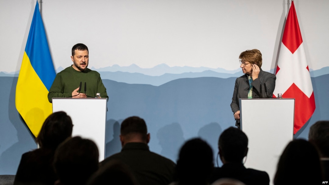 Presiden Swiss Viola Amherd (kanan) mendengarkan Presiden Ukraina Volodymyr Zelenskyy berbicara dalam konferensi pers di Kehrsatz dekat Bern, Swiss, pada 15 Januari 2024. (Foto: Alessandro Della Valle/Pool/AFP)