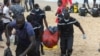 Les pompiers transportent un corps loin de la plage de Ouakam, où un bateau transportant des migrants, tentant une immigration irrégulière, s'est échoué au large de la côte, Dakar, Sénégal, le 24 juillet 2023. REUTERS/Ngouda Dione IMAGES TPX DU JOUR