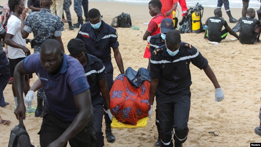 Les pompiers transportent un corps loin de la plage de Ouakam, où un bateau transportant des migrants, tentant une immigration irrégulière, s'est échoué au large de la côte, Dakar, Sénégal, le 24 juillet 2023. REUTERS/Ngouda Dione IMAGES TPX DU JOUR