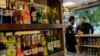 Warga membeli minuman beralkohol di toko miras di Baghdad, Irak, Kamis, 9 Maret 2023. (AP/Hadi Mizban)