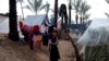 Palestinos desplazados por el bombardeo israelí de la Franja de Gaza son vistos en tiendas de campaña en la ciudad de Khan Younis, el 13 de diciembre de 2023. [Foto: AP]