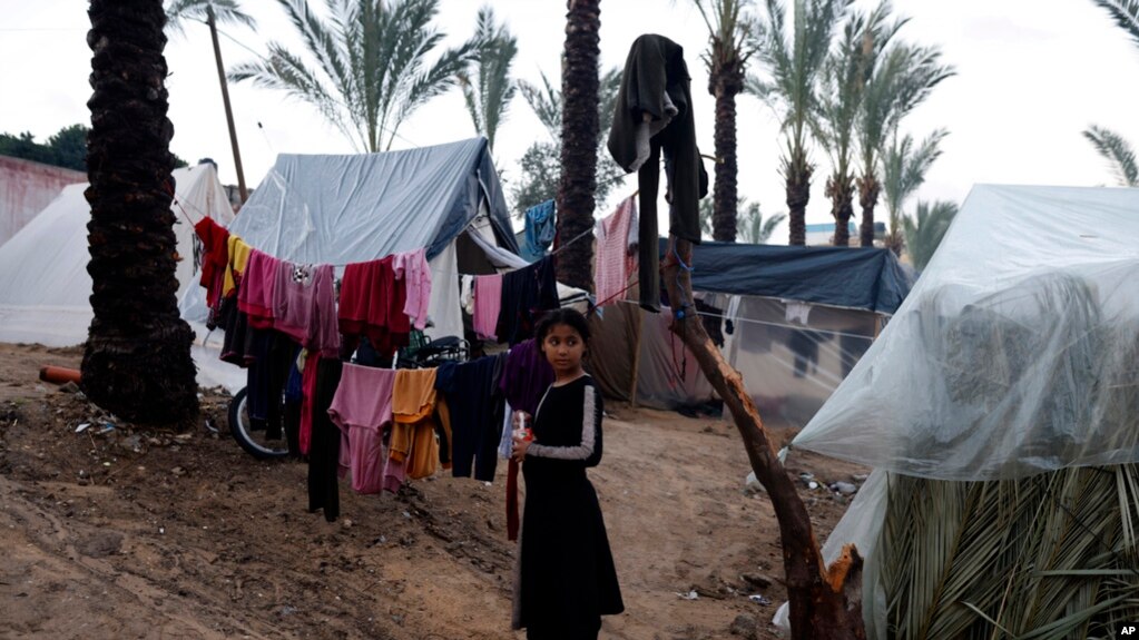 2023年12月13日，因以色列轰炸加沙而流离失所的巴勒斯坦人在汗尤尼斯的帐篷里。（美联社照片）(photo:VOA)