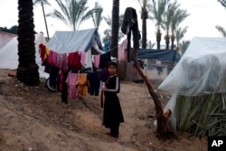 Warga Palestina yang mengungsi akibat pemboman Israel di Jalur Gaza terlihat di tenda-tenda di kota Khan Younis, Rabu, 13 Desember 2023. (Foto: AP)