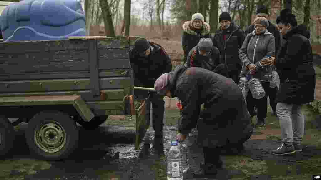 Suvga kelgan aholi. Rossiya Ukrainaning suv, gaz, energetika kabi muhim infratuzilmalarini vayron qilgan. Donbas.