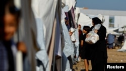 2023年10月26日，在以色列空袭中逃离家园的巴勒斯坦人在加沙地带南部汗尤尼斯联合国运营中心的帐篷营地避难。（路透社照片）