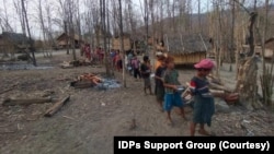 စစ်ဘေးရှောင်များကို အာဟာရဒါနလှူဒါန်းနေစဉ် (ဓာတ်ပုံ - IDPs Support Group)