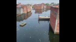 印度暴雨导致一些城市积水严重交通受阻 