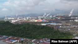 Foto PT Indonesia Morowali Industrial Park (IMIP), salah satu produsen nikel terbesar di Konawe Utara. Setidaknya 12 orang tewas dan 39 lainnya luka-luka akibat meledaknya tungku pengolahan nikel di kawasan IMIP, Minggu (24/12). (Foto: RIZA SALMAN/AFP)