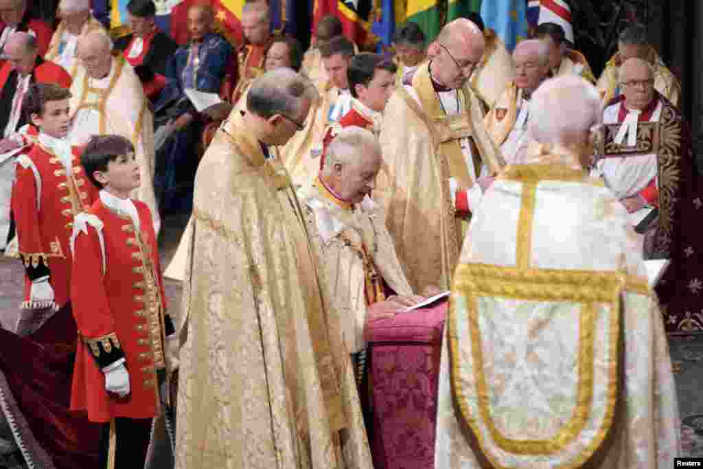 El rey Carlos III durante su ceremonia de coronación en la Abadía de Westminster.&nbsp;