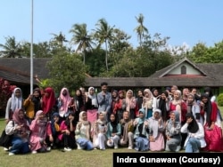 Indra Gunawan dan siswa-siswanya di SMK Negeri 1 Pandak, Daerah Istimewa Yogyakarta. (Foto: Courtesy/Indra G)