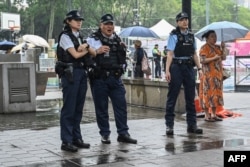 Polisi terlihat di Taman Victoria di distrik Causeway Bay, Hong Kong tanggal 3 Juni 2024, di mana orang-orang biasanya berkumpul setiap tahun pada tanggal 4 Juni untuk berduka atas para korban penumpasan Lapangan Tiananmen di China tahun 1989 (Peter PARKS / AFP)