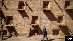 Le grenier collectif d'Aït Kine, bâti en pisé au centre du village, est protégé par une muraille presque infranchissable, surmontée d'une tour de guet en pierre.