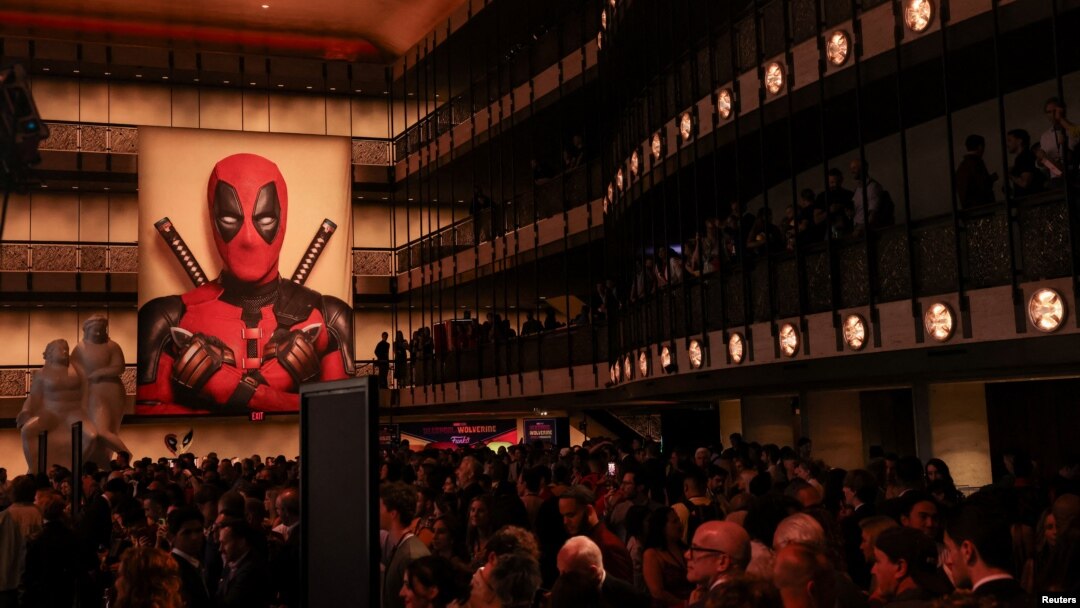 Poster Deadpool tergantung di Teater David H. Koch saat pemutaran perdana 'Deadpool and Wolverine' di New York City, New York, AS, 22 Juli 2024. (Foto: REUTERS/Caitlin Ochs)