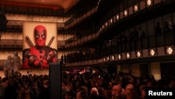 Poster Deadpool tergantung di Teater David H. Koch saat pemutaran perdana 'Deadpool and Wolverine' di New York City, New York, AS, 22 Juli 2024. (Foto: REUTERS/Caitlin Ochs)