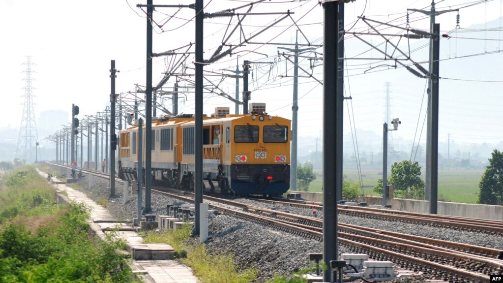 2023年5月15日，西爪哇省万隆，在连接首都雅加达和万隆的中国制造的高铁Tegalluar站，一列火车经过检查电子系统的工人。（法新社）(photo:VOA)