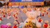 اعضای سازمان آواز و پناهندگان اوکراینی خرس‌های عروسکی را در مقابل کمیسیون اروپا قرار داده‌اند تا گزارش ربوده شدن کودکان اوکراینی توسط روسیه را برجسته کنند - بروکسل، ۲۳ فوریه ۲۰۲۲