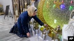 Suzanne Jaber dari The Eid Shop melihat beberapa dekorasi Ramadan yang dibuat perusahaaanya di Dearborn Heights, Michigan, 27 Maret 2023. Ramadhan dimulai hari Minggu atau Senin, bergantung pada penampakan bulan. (Foto: AP)