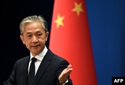 Juru bicara Kementerian Luar Negeri China Wang Wenbin memberi isyarat saat konferensi pers di Kementerian Luar Negeri di Beijing, 8 Agustus 2022. (Noel Celis / AFP)