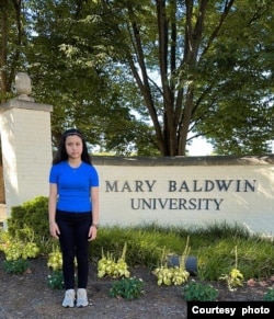 Killy Dinanti Permadi, 12, di depan kampusnya Mary Baldwin University di Staunton, Virgina: "I'm happier here." (dok. pribadi)